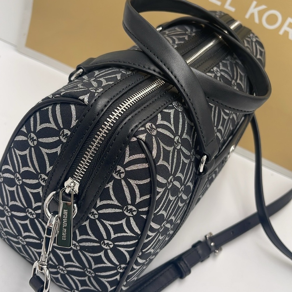MICHAEL KORS JST TRAVEL MEDIUM DUFFLE SATCHEL SHOULDER CROSSBODY BAG MK BLACK - Picture 4 of 16